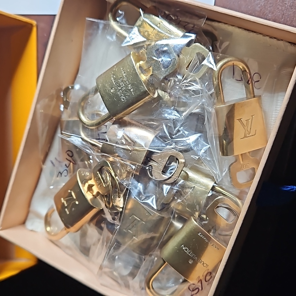 (ONE) 1 Authentic Louis Vuitton Lock & Key Set